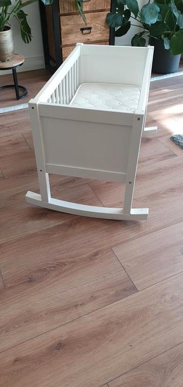 Babywieg incl. matras, wit. 2 weken gebruikt.  beschikbaar voor biedingen