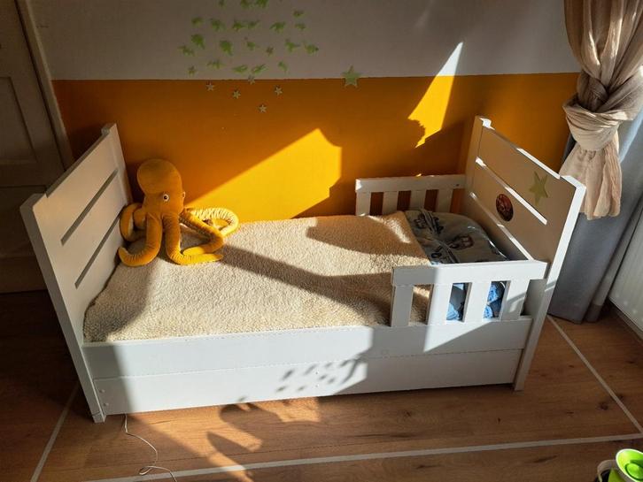 Peuterbed met lade, Kinderen en Baby's, Kinderkamer | Bedden, Zo goed als nieuw, 140 tot 160 cm, 70 tot 85 cm, Matras, Ophalen