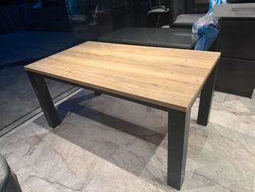 Eet tafel beschikbaar voor biedingen