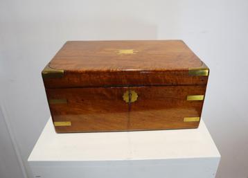Antieke Engelse schrijfkist met geheime laadjes  beschikbaar voor biedingen