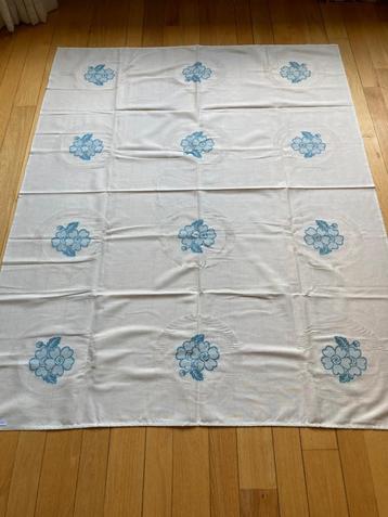 Tafelkleed met blauw grijze bloem in een bewerkte rand beschikbaar voor biedingen