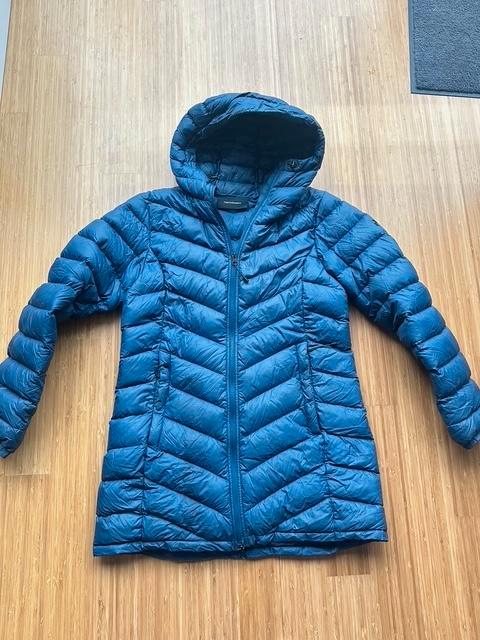 Peak Performance dons jas (half lang) - maat M -, Kleding | Dames, Jassen | Winter, Zo goed als nieuw, Maat 38/40 (M), Blauw, Ophalen of Verzenden