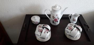theeservies beschikbaar voor biedingen