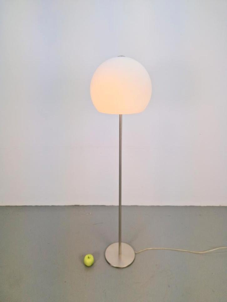 Vintage vloerlamp wit glazen bol metaal Germany, Huis en Inrichting, Lampen | Vloerlampen, Zo goed als nieuw, 150 tot 200 cm, Glas