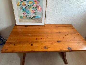 Houten eettafel (gelakt) beschikbaar voor biedingen