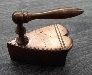 Om1800-1850 HARTVORM MINI Strijkbout Strijkijzer Strijk Bout beschikbaar voor biedingen