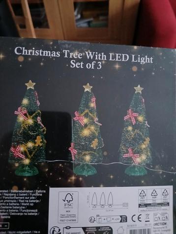 3 nieuwe kerstboompje met verlichting  beschikbaar voor biedingen