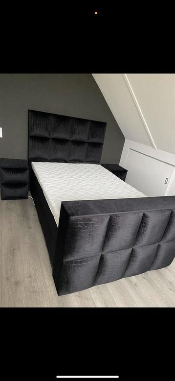 Zwarte suede boxpring met uitschuifbare tv-lift beschikbaar voor biedingen