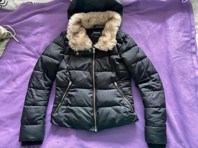 zwarte winterjas met capuchon kraag mt s Pull&bear, Kleding | Dames, Jassen | Winter, Gedragen, Maat 36 (S), Zwart, Ophalen of Verzenden
