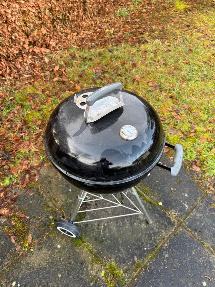 Weber BBQ Klassiek + Hoes - Zeer Goede Staat!, Tuin en Terras, Houtskoolbarbecues, Zo goed als nieuw, Met accessoires, Ophalen