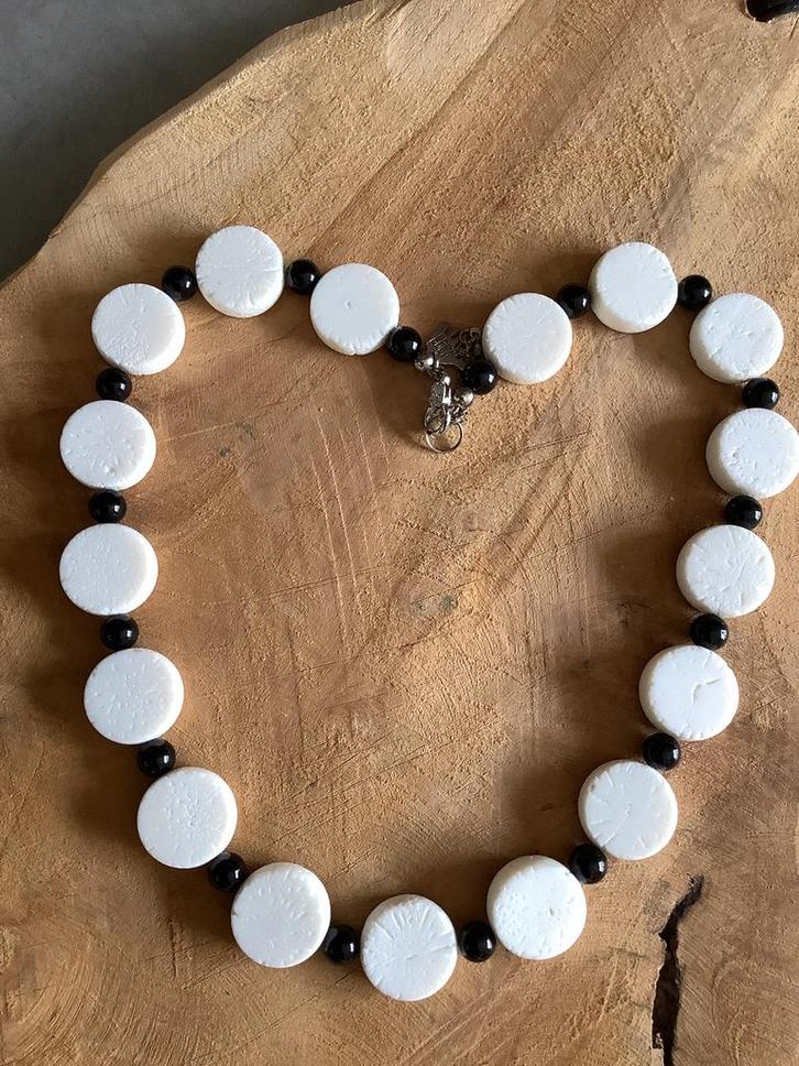 Nieuw! Edelsteen: witte  koraal en zwarte onyx, Sieraden, Tassen en Uiterlijk, Kettingen, Nieuw, Steen of Mineraal, Met edelsteen