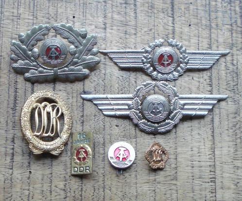 Duitsland - DDR lot met 7 emblemen, pinnen e.d., Verzamelen, Militaria | Algemeen, Duitsland, Ophalen of Verzenden