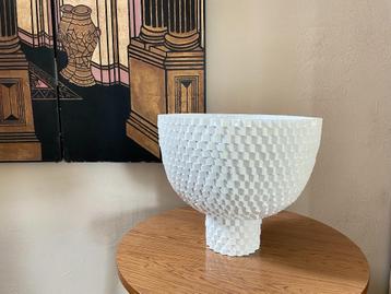 Gigantische Witte geometrische modernist Plantenbak Hars 90s beschikbaar voor biedingen