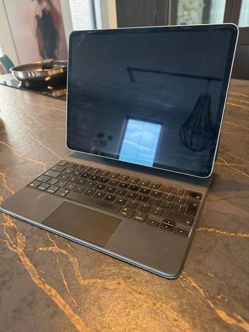 iPad Pro 12.9" 6e gen. 128GB + Magic Keyboard beschikbaar voor biedingen