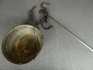 Antieke weegschaal beschikbaar voor biedingen