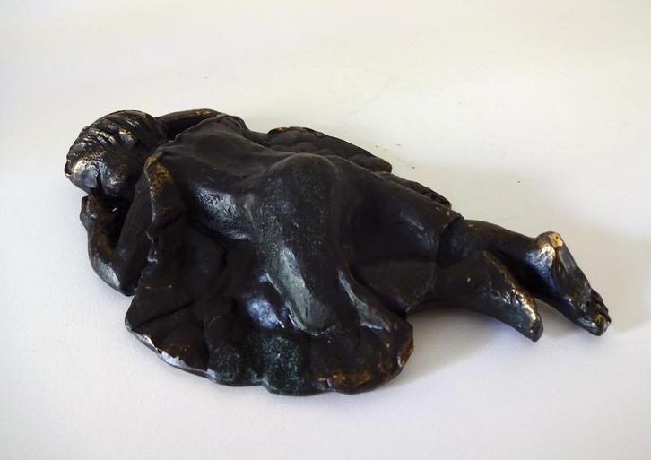 Brons legering beeldje van liggend kind Veldhuyzen 6442-b, Antiek en Kunst, Kunst | Designobjecten, Ophalen of Verzenden