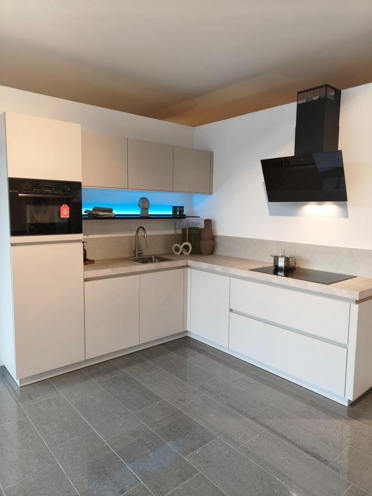 MOET WEG!!!! SHOWROOMKEUKEN Japandi, Huis en Inrichting, Keuken | Complete keukens, Nieuw, Hoekkeuken, Overige kleuren, Kunststof