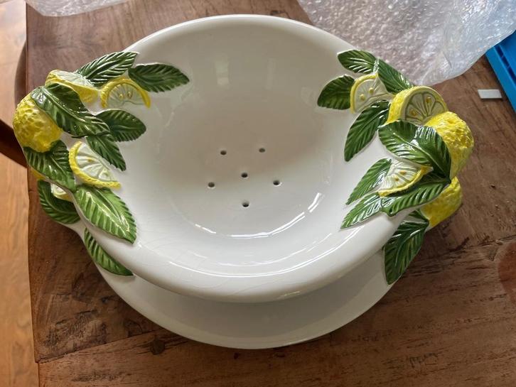 witte uitlek-schaal met bord  en citroenen, Huis en Inrichting, Keuken | Servies, Nieuw, Schaal of Schalen, Overige stijlen, Aardewerk