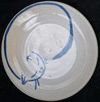 Grote schaal met slapende POES, studiokeramiek, gesigneerd, Ophalen of Verzenden