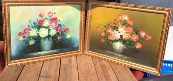 2 PRACHTIGE OUDE BLOEMEN SCHILDERIJEN IN OUDE HOUTEN LIJST. beschikbaar voor biedingen