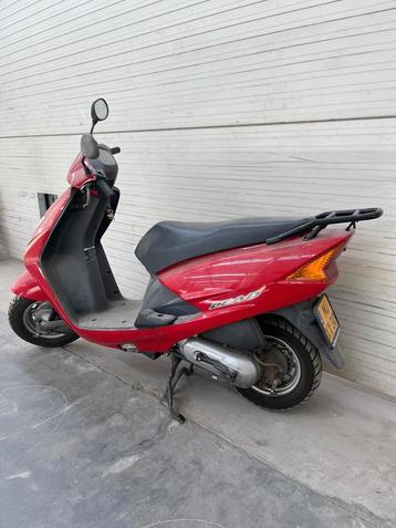 Honda Lead compleet en in redelijke staat, loop of sloop. beschikbaar voor biedingen
