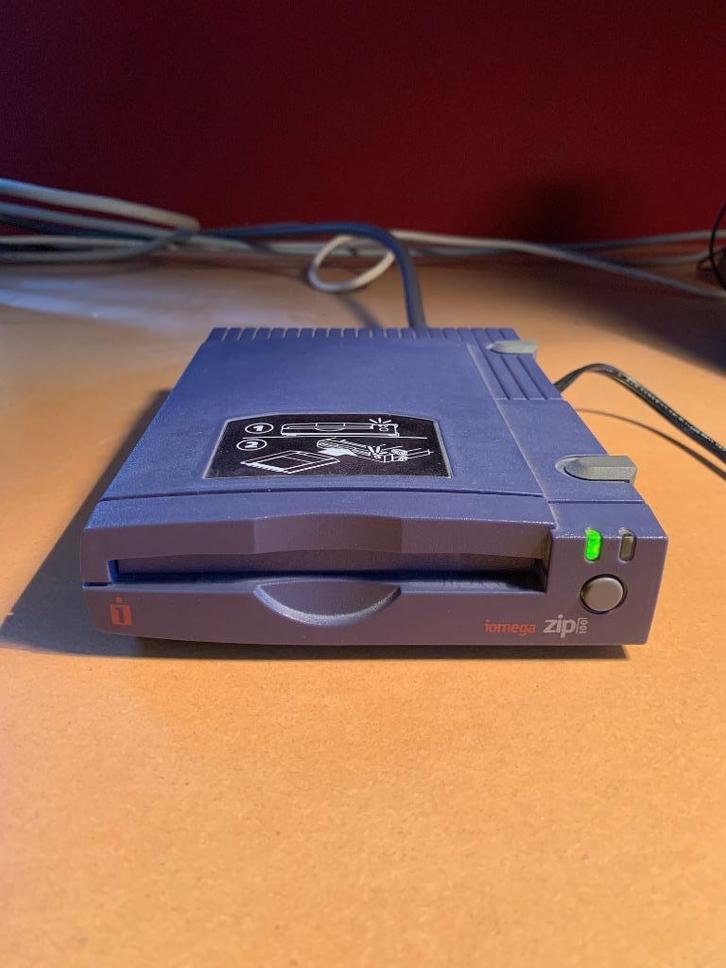 Iomega Zip Drive 100 + 13 Zip 100 diskettes vintage, Computers en Software, Optische drives, Gebruikt, MacOS, Windows, Overig