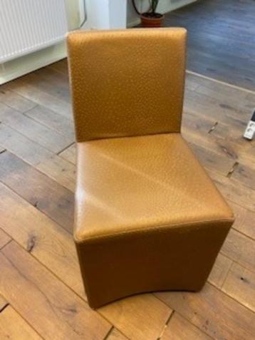 Goud/Bruin kleurige (lederachtige) stoelen (€ 3,50 p.s.) beschikbaar voor biedingen