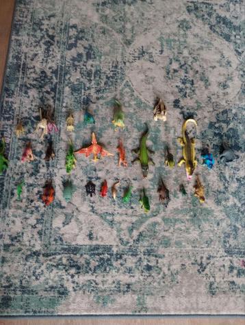 Dino figuren beschikbaar voor biedingen