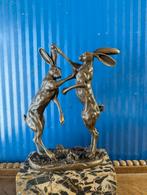 Bronzen beeld van vechtende hazen op marmeren voet, Ophalen of Verzenden