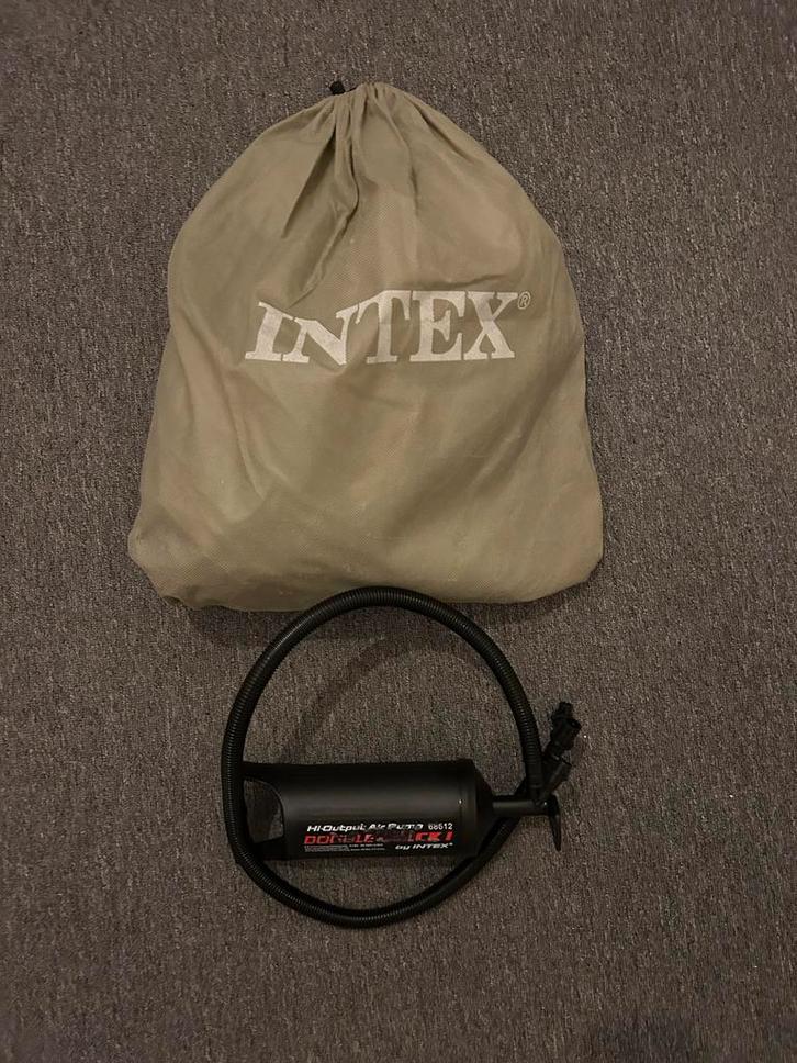 Opblaasbaar peuterbed met pomp, Caravans en Kamperen, Luchtbedden, Zo goed als nieuw, Ophalen