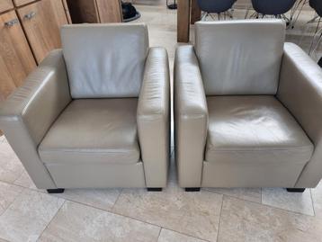 2 lederen fauteuils taupe beschikbaar voor biedingen