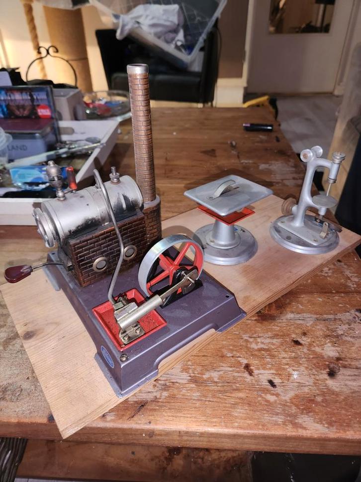 Wilesco Stoommachine met Zaagtafel en Kolomboormachine, Antiek en Kunst, Antiek | Speelgoed, Ophalen of Verzenden