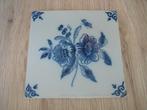 Wandtegel Makkum Delfts blauw bloemen Tichelaar Friesland, Antiek en Kunst, Ophalen of Verzenden