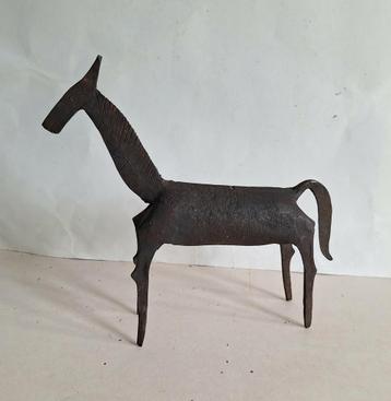 Brutalist Viking stijl gesmeed zwaar ijzeren paard. Patina.  beschikbaar voor biedingen