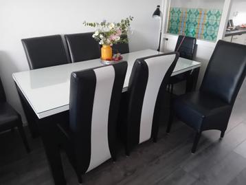 Eettafel met stoelen - In nette staat! beschikbaar voor biedingen