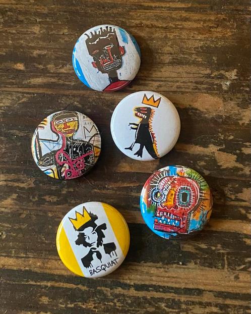JEAN-MICHEL BASQUIAT buttons speldjes graffiti streetart, Verzamelen, Speldjes, Pins en Buttons, Nieuw, Button, Verzenden
