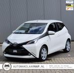 Toyota Aygo 1.0 VVT-i x-play / Org NL / Achteruitrij camera, Gebruikt, Euro 6, 4 stoelen, Wit