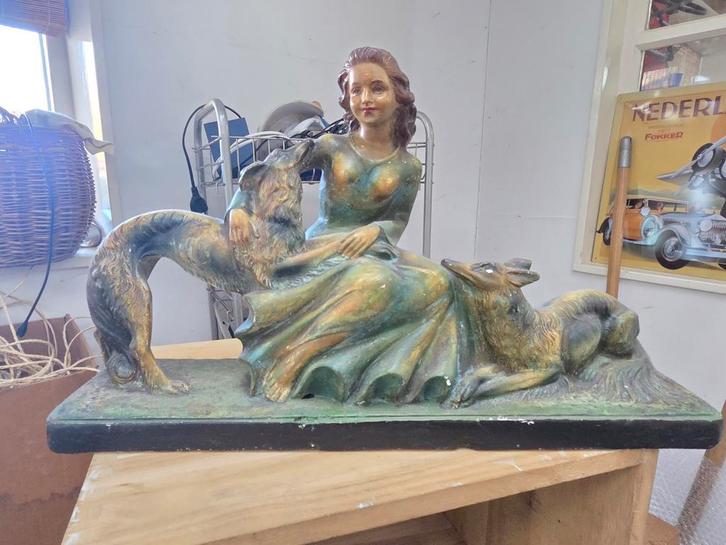 Art Deco keramiek sculptuur dame met honden M.Toscana, Antiek en Kunst, Antiek | Keramiek en Aardewerk, Ophalen of Verzenden