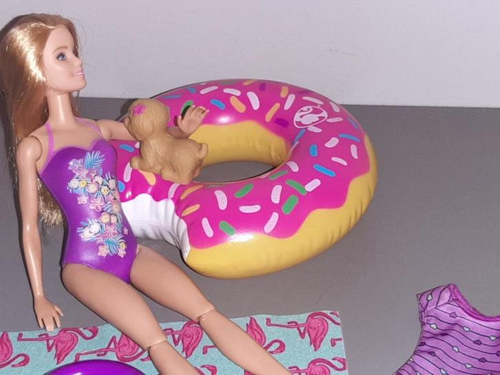 barbie speelset met grote donut  zwemband en hond, Kinderen en Baby's, Speelgoed | Poppen, Zo goed als nieuw, Barbie, Ophalen of Verzenden