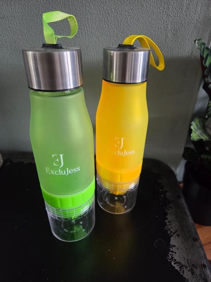 Nieuw, twee ExcluJess flessen met vruchtenpers, Sport en Fitness, Bidons, Nieuw, Ophalen of Verzenden