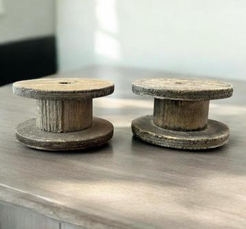 2 oude grote houten spoelen.  beschikbaar voor biedingen