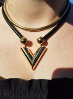 Louis Vuitton unieke dubbele ketting met grote V pendant, Sieraden, Tassen en Uiterlijk, Kettingen, Ophalen of Verzenden, Zo goed als nieuw