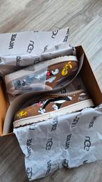 UGG Tasman Slipper Palace x Looney Tunes Chestnut (44), UGG, Bruin, Nieuw, Ophalen of Verzenden