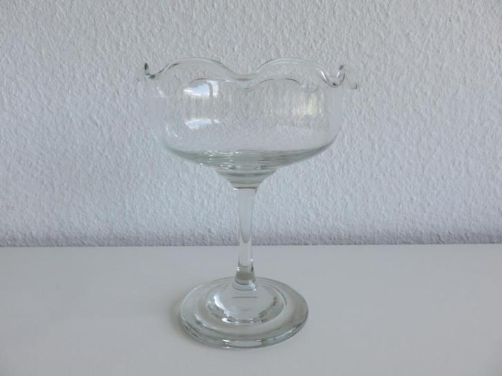Glazen drijfschaal op voet bonbonschaaltje glas, bonbonniere, Huis en Inrichting, Keuken | Servies, Zo goed als nieuw, Glas of Glazen