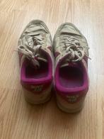Beige nikes met fuchsia teken en aquarelle steep, Ophalen of Verzenden, Zo goed als nieuw, Beige, Sneakers of Gympen