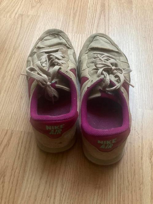 Beige nikes met fuchsia teken en aquarelle steep, Kleding | Dames, Schoenen, Zo goed als nieuw, Sneakers of Gympen, Beige, Ophalen of Verzenden