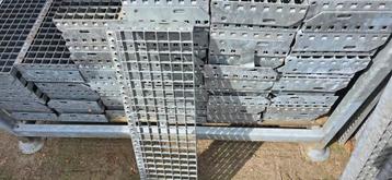 Stalen trap 300cm / 3meter verzinkt met nieuwe roostertreden beschikbaar voor biedingen