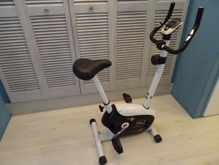 HOMETRAINER MET DISPLAY VERKEERT IN ABSOLUTE NIEUWSTAAT, Sport en Fitness, Fitnessapparatuur, Zo goed als nieuw, Hometrainer, Benen