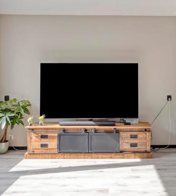 Stoer Tv-meubel met schuifdeuren beschikbaar voor biedingen