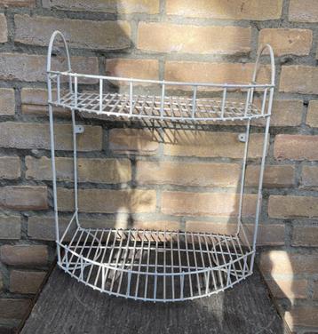 Brocante wit metalen badkamerrekje - draadrekje - rekje beschikbaar voor biedingen